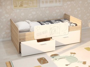 Кровать Умка дуб сонома с белыми ящиками и ограничителем в Талице - talica.magazinmebel.ru | фото